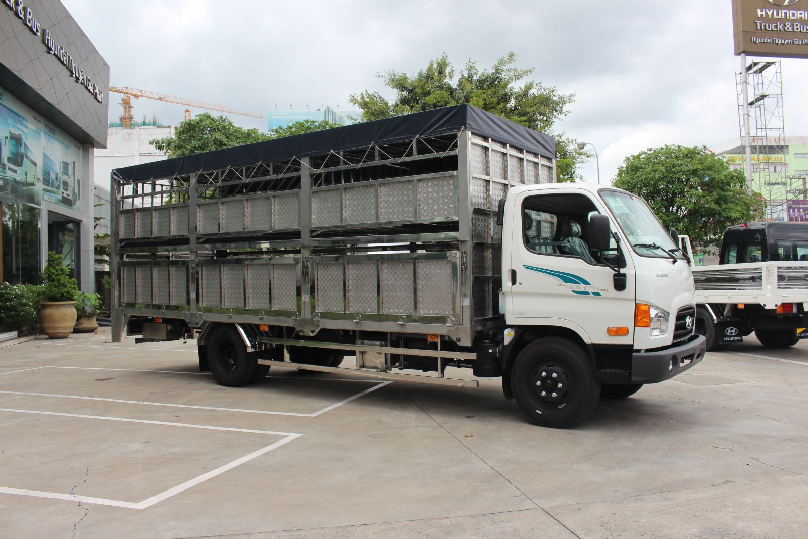 Xe tải 110XL thùng chở gia súc bảo vệ hàng hóa tốt