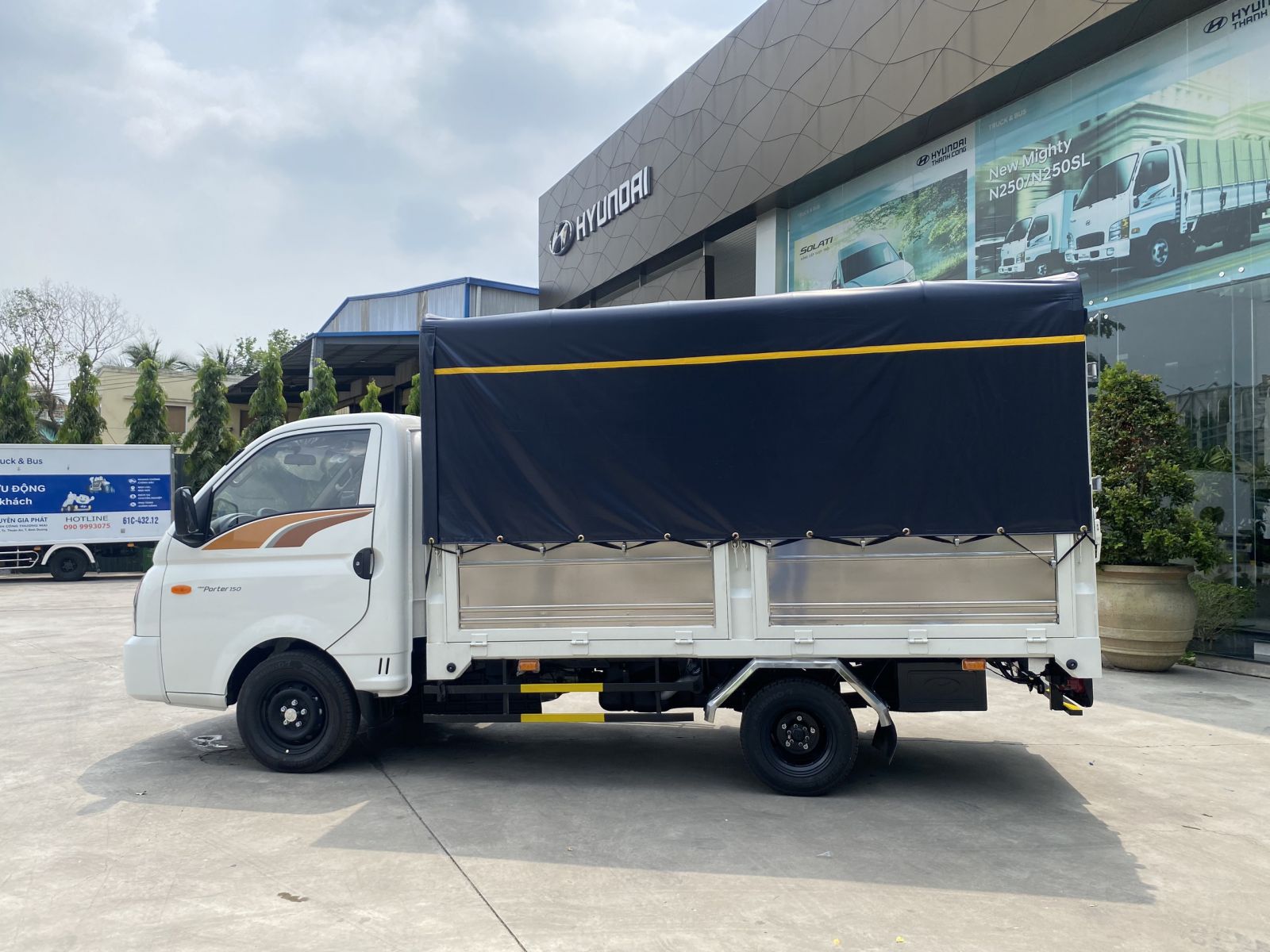 Xe tải Hyundai H150 thùng mui bạt
