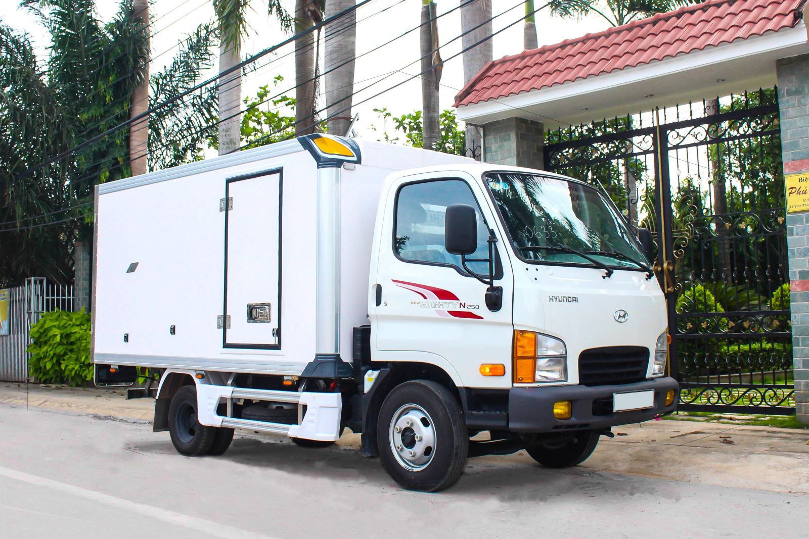 Xe tải Hyundai N250 thùng bảo ôn