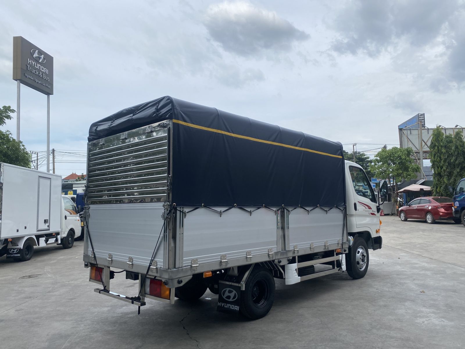 Xe tải Hyundai N250 thùng mui bạt