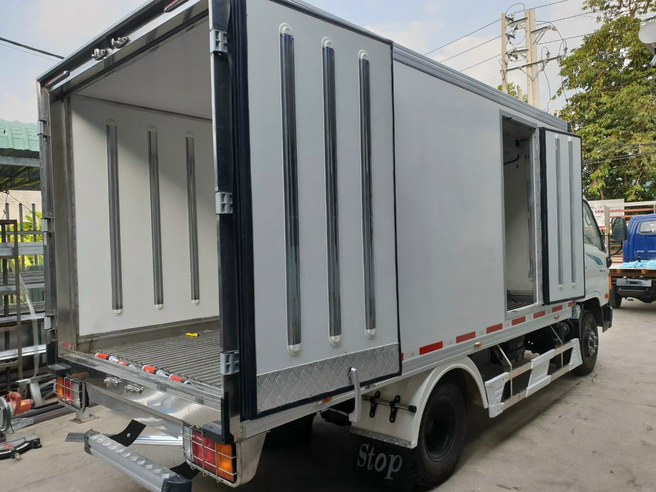 Thùng xe tải Hyundai 75S thùng đông lạnh