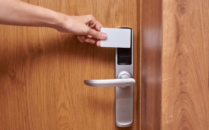 Cách sử dụng thẻ từ mở cửa