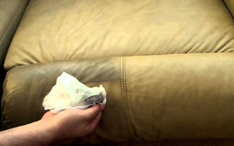 Dấu hiệu nhận biết sofa da bị mốc