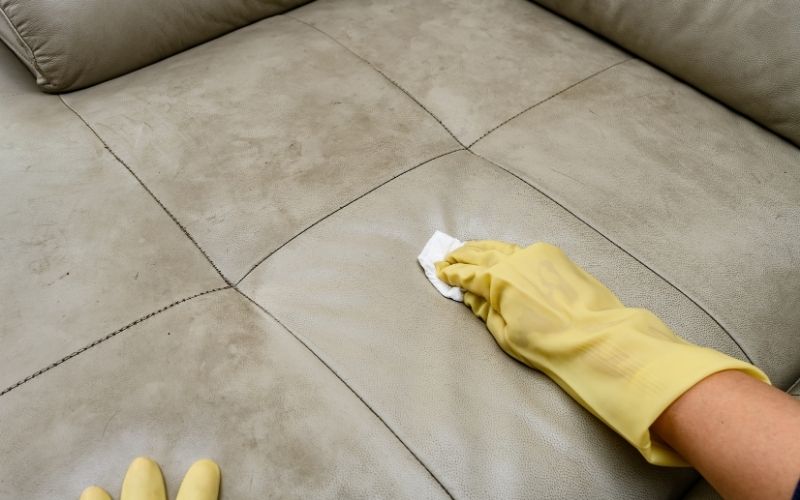 Lau sạch mốc bằng khăn mềm.