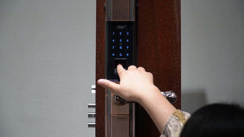 Cách mở khóa cửa điện tử bằng vân tay
