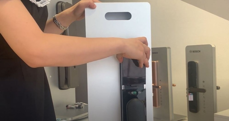 cách thay pin khóa cửa