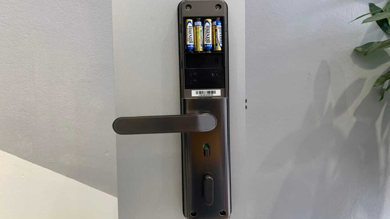 hướng dẫn cách thay pin khóa cửa